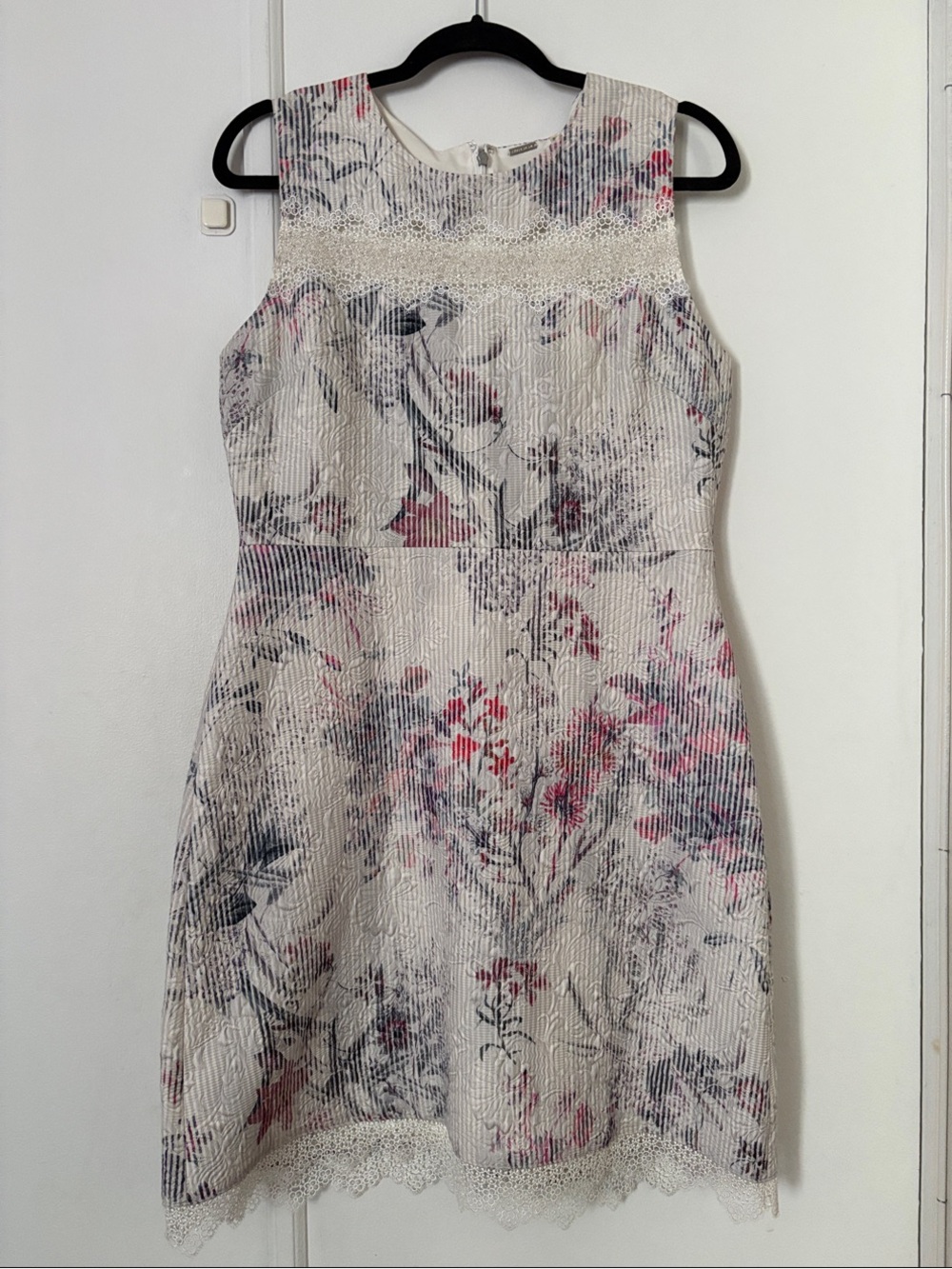 Elie Tahari Floral Lace-Trim Sleeveless Dress in Cream and Pink